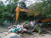 Autoridades demolieron ranchos de invasión Villa Estadio