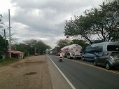 Transportadores de carga líquida bloquearon la Marginal de la Selva reclamando participación laboral