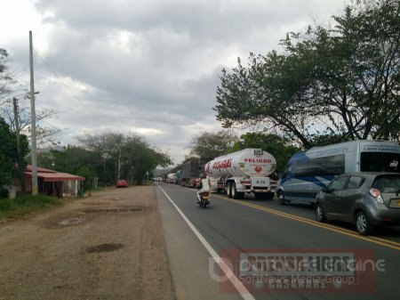 Transportadores de carga líquida bloquearon la Marginal de la Selva reclamando participación laboral