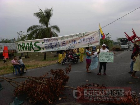 Plantón en el puente sobre el río Ariporo en la vía Hato Corozal - Paz de Ariporo