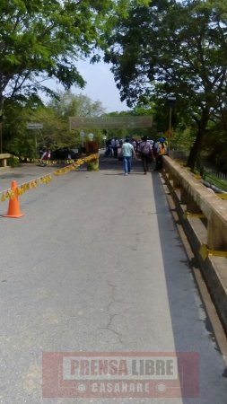 Plantón en el puente sobre el río Ariporo en la vía Hato Corozal - Paz de Ariporo