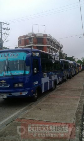 Transportadores de servicio colectivo de pasajeros realizan plantón en la Alcaldía de Yopal