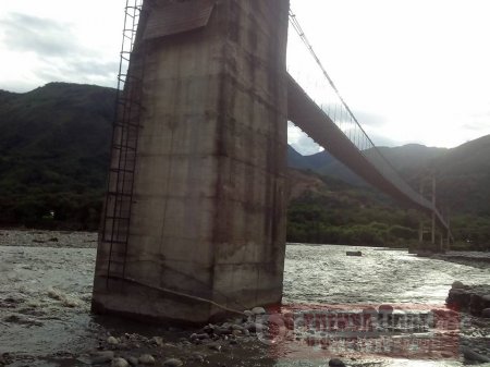 Habitantes de Támara desafían la muerte para pasar el río Pauto en puente colapsado 