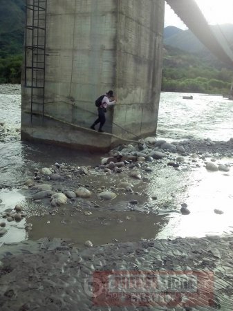 Habitantes de Támara desafían la muerte para pasar el río Pauto en puente colapsado 