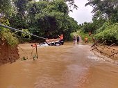 Vehículo debió ser rescatado de caudaloso caño en zona rural de Aguazul