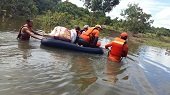 Defensa Civil rescató a familia aislada por creciente del río Meta en Orocué