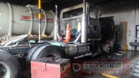 Incendio causó pérdida total de cabezote de vehículo de carga en un taller de Yopal