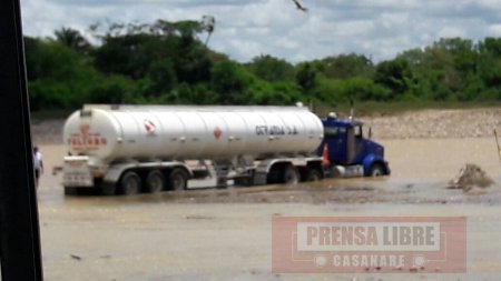 Transportadores de hidrocarburos pasan por el lecho del río Charte en San Rafael de Morichal sin ninguna restricción