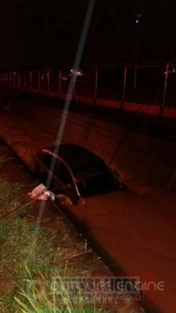 Vehículo cayó a canal de aguas lluvias frente a la Brigada XVI