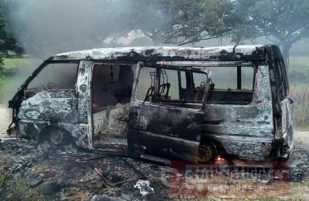 Vehículo de transporte escolar se incineró en Hato Corozal como consecuencia de falla eléctrica