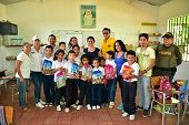 Gestora social Marisela Duarte entrega cuadernos en escuelas del departamento