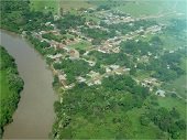 Colapsó puente en la vía Bocas del Pauto. Buseta escolar afectada