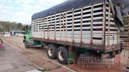 Policía detuvo camión cargado con objetos presuntamente robados por banda capturada en Hato Corozal