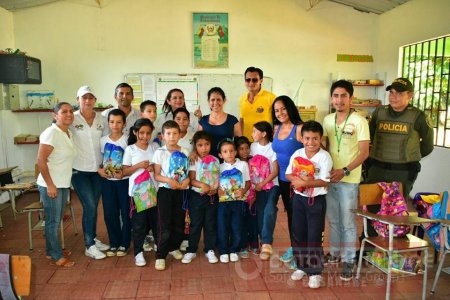 Gestora social Marisela Duarte entrega cuadernos en escuelas del departamento