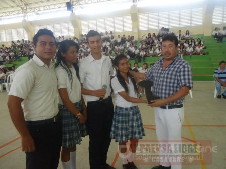 Servando González del Instituto técnico Ambiental de Yopal nominado al Premio Compartir al rector