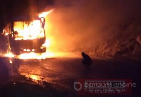 Presuntos guerrilleros del ELN quemaron un bus en Arauca