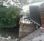 Vehículo comprometido por colapso definitivo en puente en la vía a Picón
