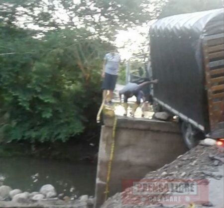 Vehículo comprometido por colapso definitivo en puente en la vía a Picón