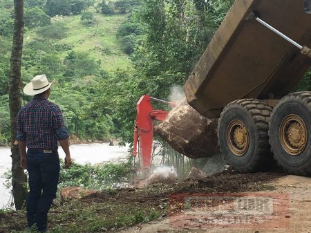 Gobernador gestionó más maquinaria para recuperación de la vía a El Morro