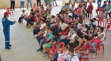 Enlázate un buen libro programa de Equión que llegó a la escuela de la vereda El Aracal