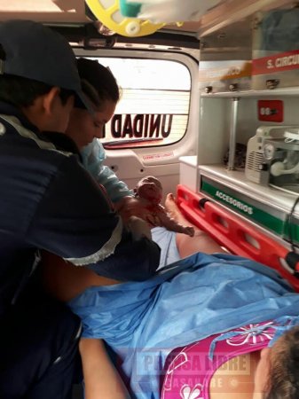Bebé nació en ambulancia de Bomberos en Monterrey