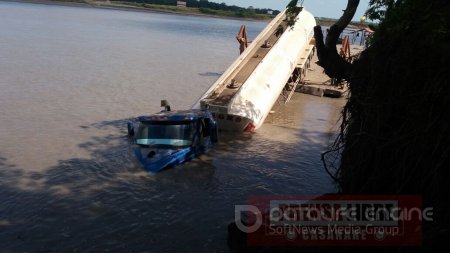 Carrotanque cayó al río Meta cuando era transportado en un ferry