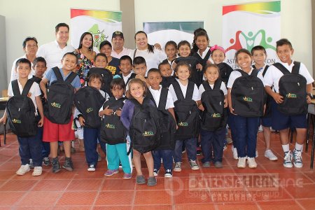 Kits escolares para niños de veredas de Aguazul