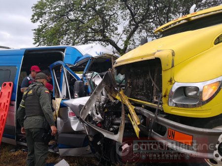 Trágico accidente de vehículo de servicio público y camión en la vía hacia el norte de Casanare