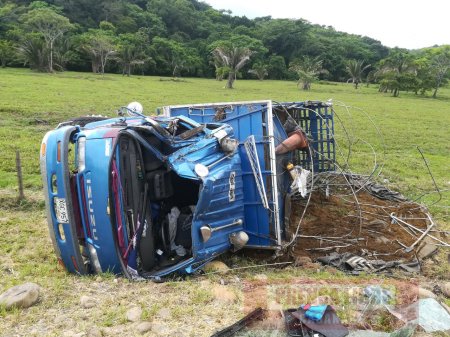 Camión ganadero se accidentó en la vía Aguazul - Monterrey