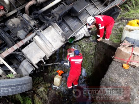 Camión de encomiendas se accidentó en la vía del Cusiana