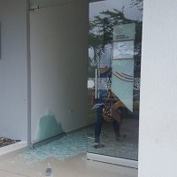 Maestro rompió puerta de EPS en Yopal ante mala atención en los servicios de salud