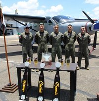 Grupo aéreo de Casanare graduó tres pilotos del C-208 Caravan y un controlador aéreo