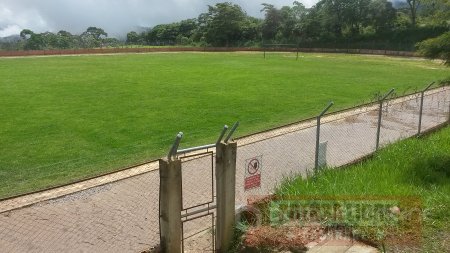 Gobernación entrega cancha de fútbol en Támara y socializa construcción de colegio