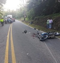 Dos motociclistas heridos en choque contra tractocamión