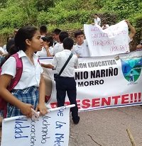 Estudiantes del colegio de El Morro mantienen bloqueada vía por carencia de transporte escolar