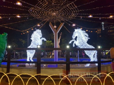 Se encendió iluminación navideña alusiva a la campaña libertadora en el parque Santander