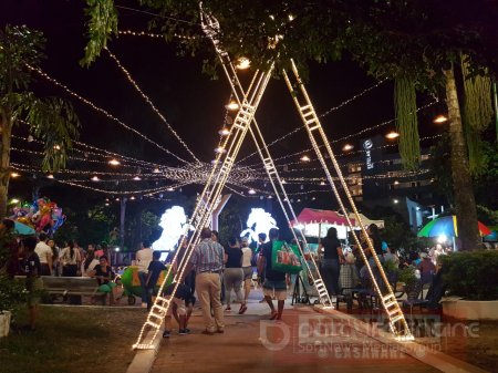 Se encendió iluminación navideña alusiva a la campaña libertadora en el parque Santander
