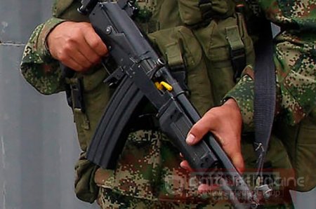 Soldado hirió accidentalmente con su arma de dotación a una mujer en Sácama