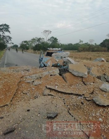 Jornada terrorista del ELN en Arauca destruyó un puente, un vehículo y dejó dos personas heridas 